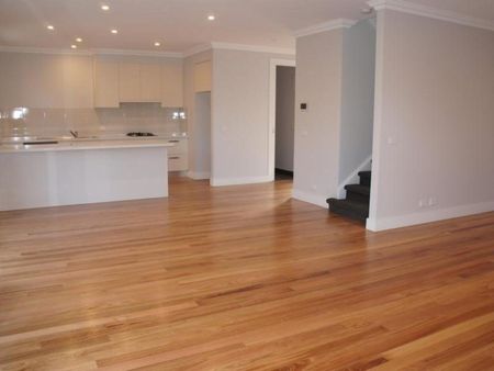 Spacious home in excellent location - Photo 5