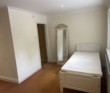 Ashwood Park, Fetcham, Leatherhead, Surrey, KT22 9NT - Photo 6