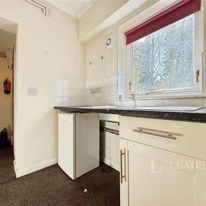 1 bedroom in a house share to rent - Photo 2