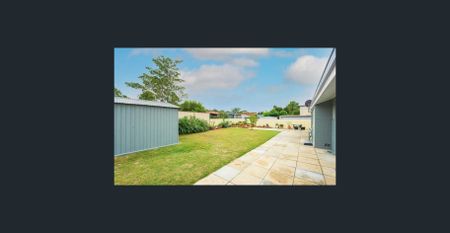 Charming 3 x 1 family home with large backyard - Photo 5