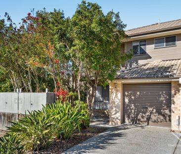 CONTEMPORARY & STYLISH EXECUTIVE LIVING - GREAT LOCATION - Photo 5