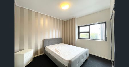 LARGE MAIN BEDROOM PLUS SMALL STUDY WITH PARKING IN PRIME LOCATION! - Photo 5