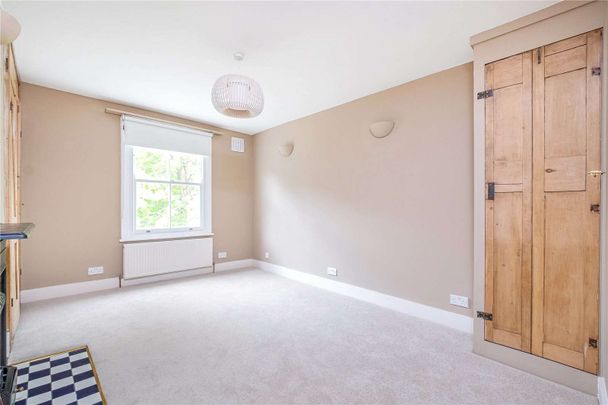 A delightful family home moments from Brandlehow school well situated for East Putney station as well and Wandsworth Park and the river beyond. - Photo 1