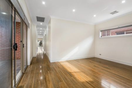 LOW MAINTENANCE 3 BEDROOM HOME ! - Photo 2