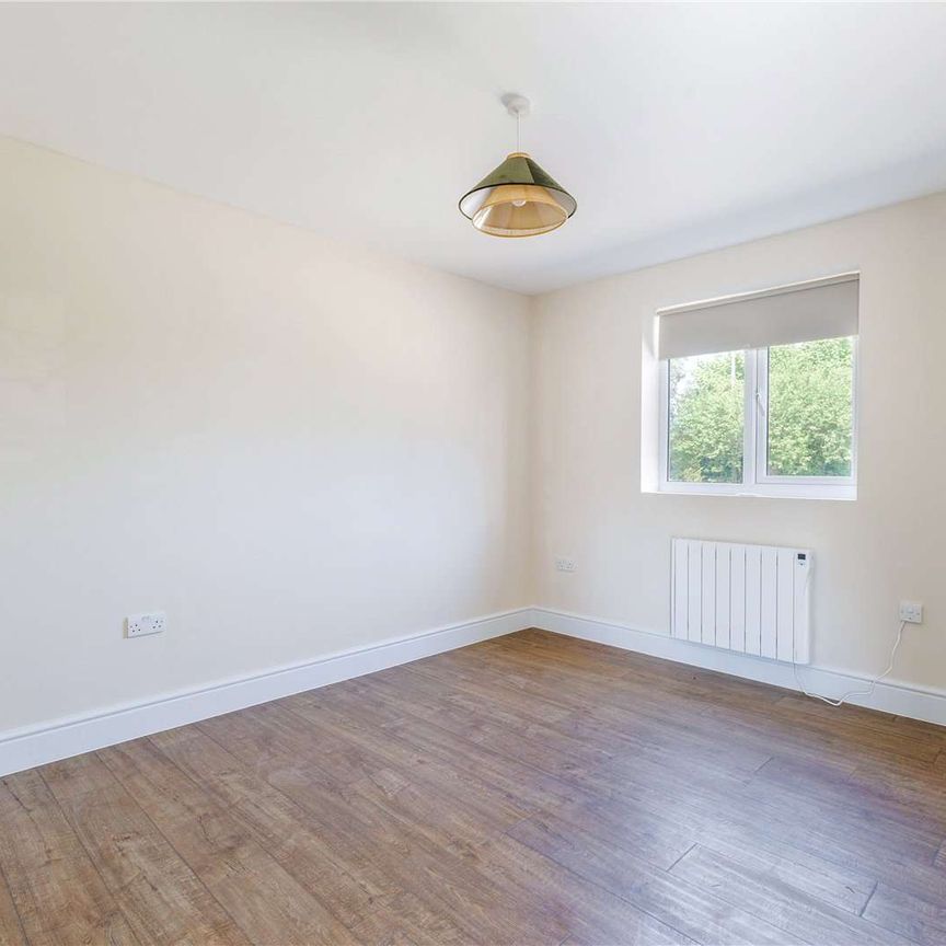 A beautifully finished cottage in the heart of Hamptworth. - Photo 1