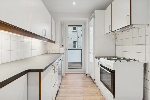 Indflytningsklar 2-værelses med altan og fjordkig - Photo 1