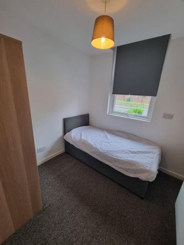 3 bedroom flat to rent - Photo 2