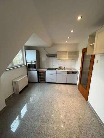 Charmante Dachgeschosswohnung in ruhiger Wohnlage mit großem Balkon und Einbauküche! - Photo 5