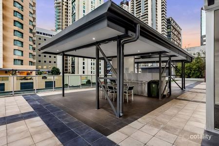 Fully furnished apartment with alfresco balcony - Photo 4