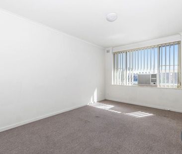 Low maintenance unit in good location - Photo 3