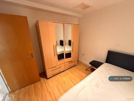 3 bedroom flat to rent - Photo 3