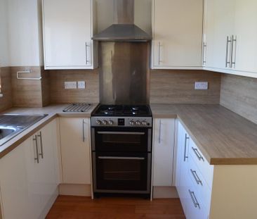 2 bedroom end of terrace house to rent - Photo 4