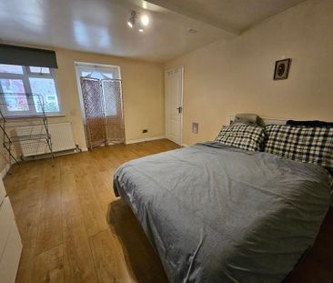 4 bedroom semi-detached house to rent - Photo 5