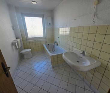 Zum 15.06: Sanierte 2-Zimmer-Wohnung mit Balkon, neues Bad - Photo 3