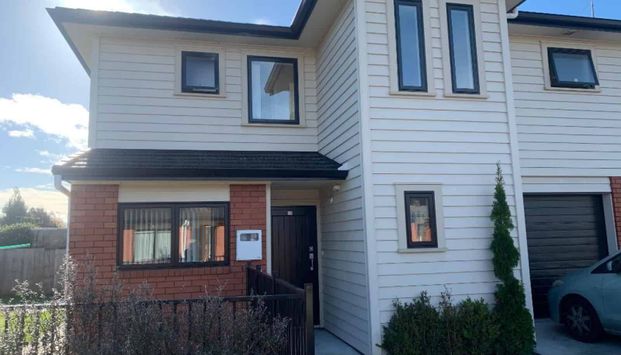 Sunny Three Bedroom Townhouse - Photo 1