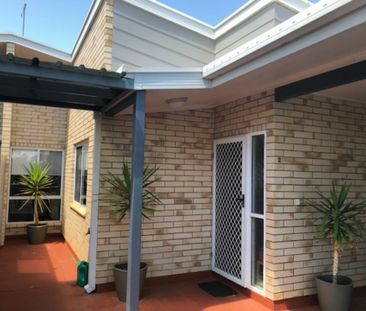 3 BEDROOM, 1 BATHROOM DUPLEX IN BRAITLING - SPACIOUS AND LIGHT-FILLED - Photo 1