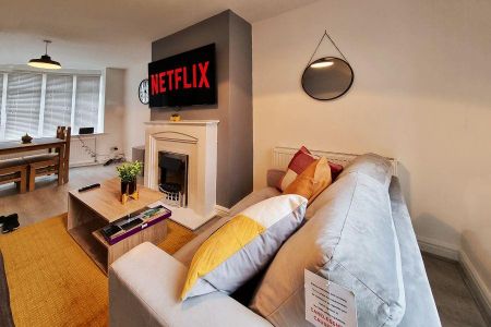 3 bedroom semi-detached house to rent - Photo 2