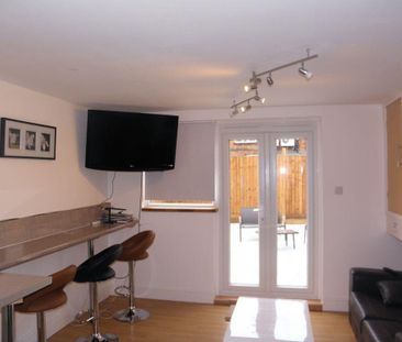 1 bedroom in a house share to rent - Photo 2