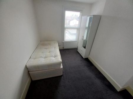 4 bedroom detached house to rent - Photo 3