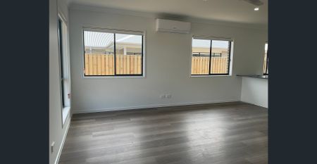 NEAR NEW 4 BEDROOM HOME IN WHITE ROCK! LOW MAINTENANCE! - Photo 5