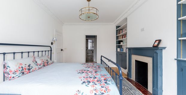 A renovated bright and spacious apartment with wooden floors, high ceilings - Photo 1