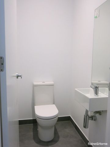 "MODERN 3 BEDROOM TOWNHOUSE" - Photo 2