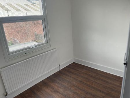 3 bedroom flat to rent - Photo 2
