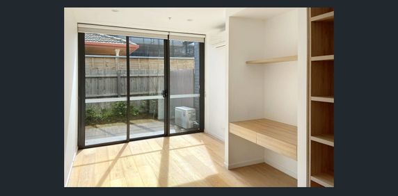 Modern Apartment with Private Courtyard in the Heart of Carnegie - Photo 2