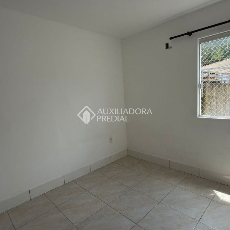 Casa com 3 quartos e 98m² para alugar em Carianos, Florianópolis. - Foto 1