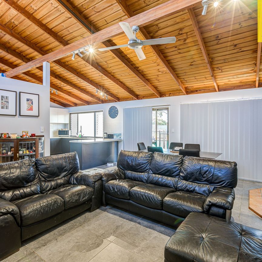 Grand Family Home recently renovated 5-bed, 4-bath, 2-kit, house 200 metres from John Paul College at Daisy Hill. - Photo 1