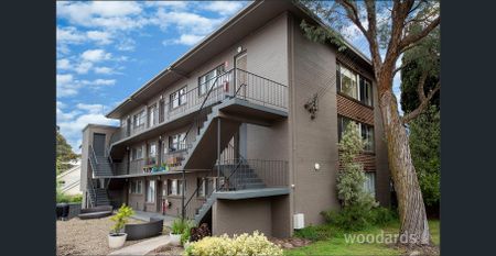 Spacious living - Photo 4