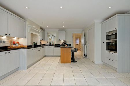 5 bedroom semi-detached house to rent - Photo 2