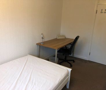 4 Bed Terraced House, Prior Deram Walk, CV4 - Photo 3