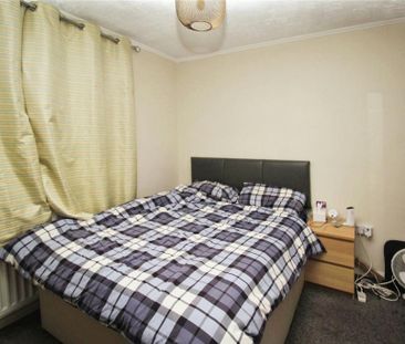 4 bedroom semi-detached house to rent - Photo 3