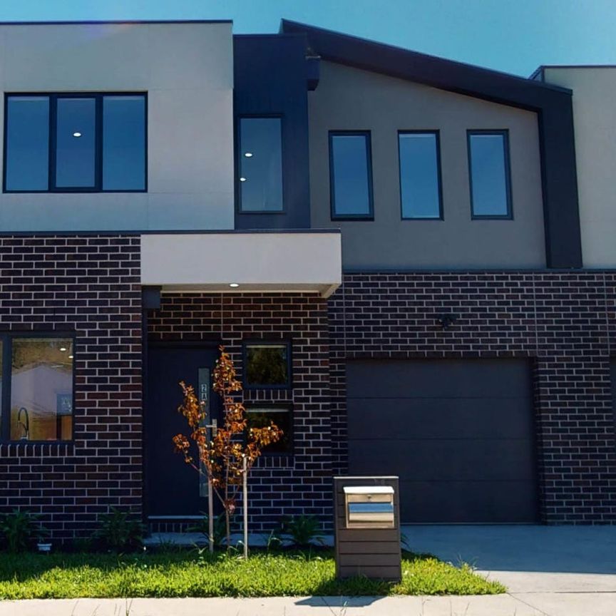 *ONE WEEK FREE RENT OFFERED* Stunning three bedroom townhouse with study nook! - Photo 1