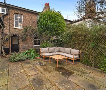 A charming and stylish three bedroom period town house situated in ... - Photo 3