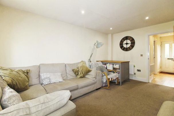 2 bedroom end of terrace house to rent - Photo 1