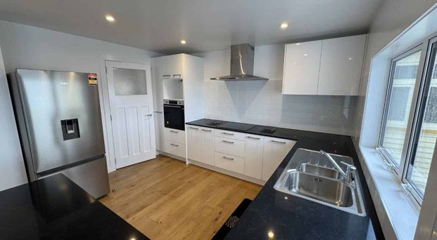 STUNNING NEWLY RENOVATED THREE BEDROOM THREE ENSUITE TOP FLOOR APARTMENT! - Photo 1