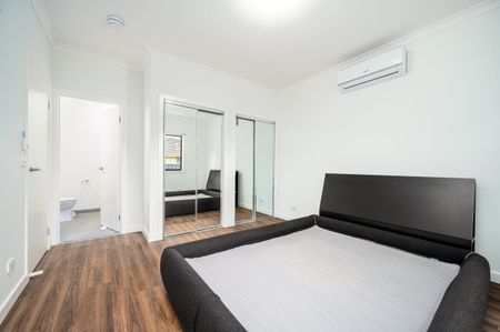 Private Suite – Fully Furnished in rooming house - Photo 3