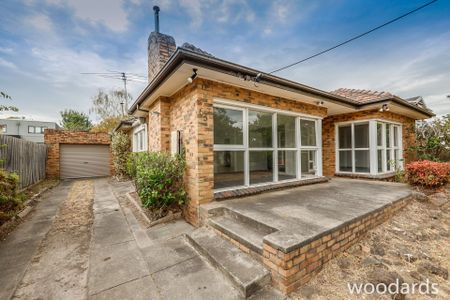 Large Family Home freshly painted throughout with new carpets and blinds fitted. - Photo 5