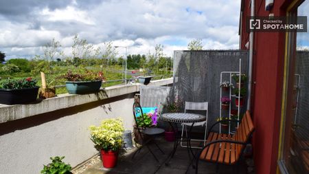 Decorated room in 3-bedroom apartment in Dublin - Photo 4