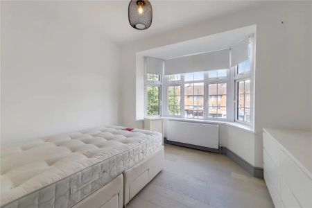 3 bedroom flat in Sheldon Avenue - Photo 4