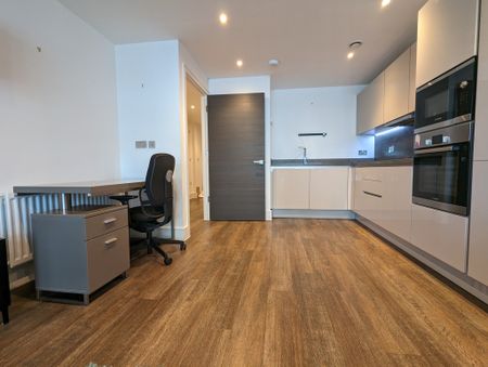 Dockside flat close to Canada Water Station - Photo 4