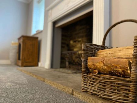 This delightful two bedroom apartment offers a rare opportunity to enjoy period charm and modern convenience in the heart of one of Surrey's most sought-after market towns. - Photo 3