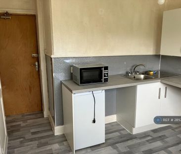 1 bedroom in a house share to rent - Photo 2