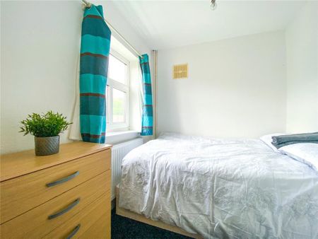 4 bedroom semi-detached house to rent - Photo 5