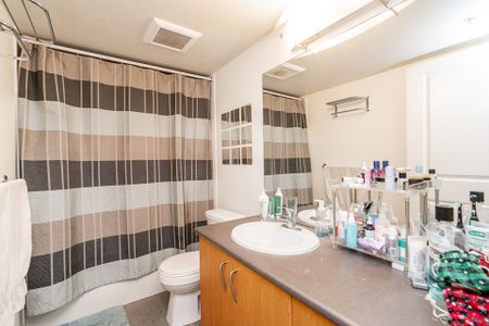 Vibrant Yaletown Living: Modern 1-Bed Suite with Central Location and Modern Amenities - Photo 2