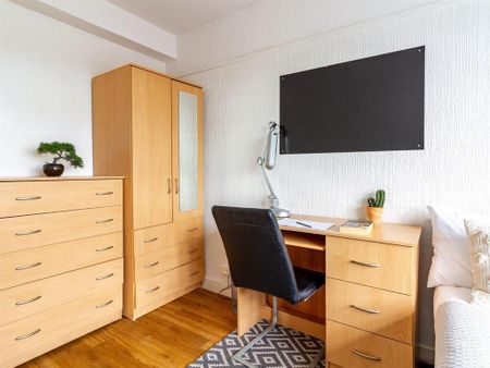 1 bedroom in a flat share to rent - Photo 3