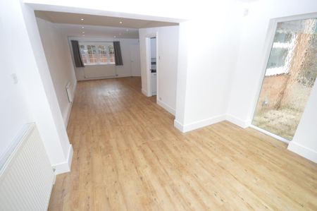 4 bedroom detached house to rent - Photo 4