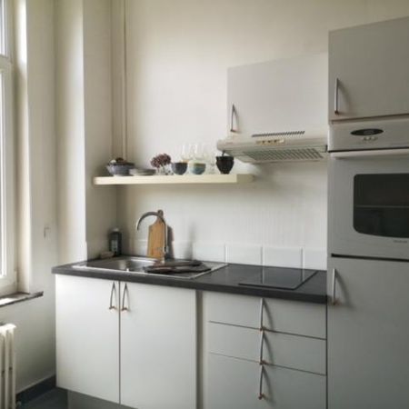 Appt 1er étage dans immeuble centre ville avec cuisine équipée, salon séjour, chambre salle de bains - Photo 3